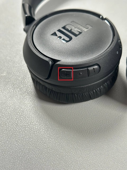 Volume omhoog-knop op JBL Tune 520BT-hoofdtelefoon