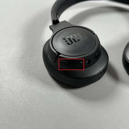 Close-up van JBL Tune 720BT-volumeknoppen