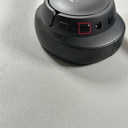 Gebruiker drukt op de minknop op JBL Tune 720BT om het volume te verlagen