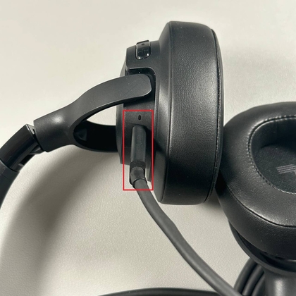 USB-C-kabel wordt aangesloten op een JBL Tune 720BT-hoofdtelefoon