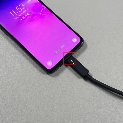USB-C-kabel aangesloten op een smartphone