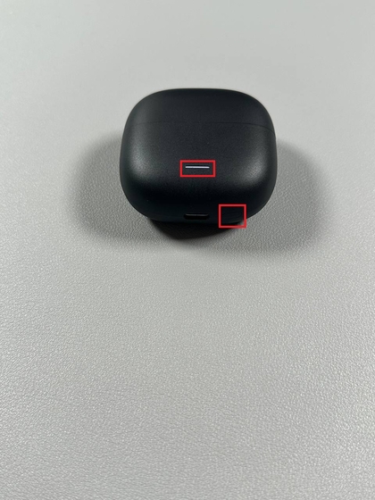 Indicatielampje knippert op de Xiaomi Redmi Buds 6 Lite oplaadcase
