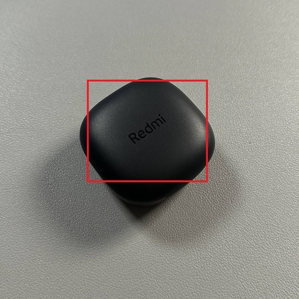 De oordopjes opladen in hun case