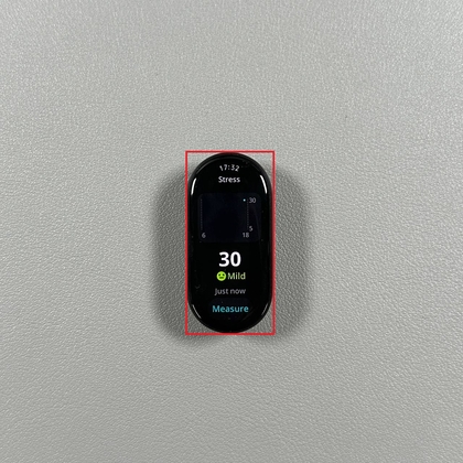 Gebruiker bekijkt de resultaten van het stressniveau op de Xiaomi Smart Band 10