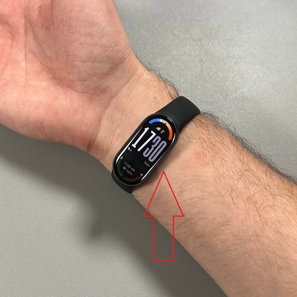 Xiaomi Smart Band 10 correct bevestigd om de pols