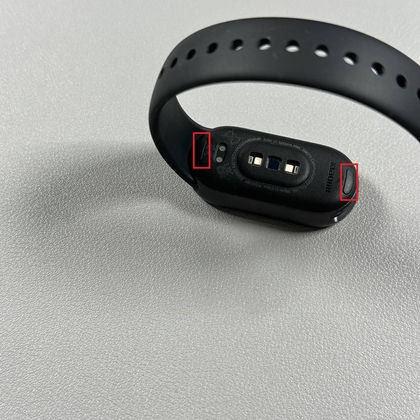 Op de knop drukken om de band van de Xiaomi Smart Band 10 te verwijderen
