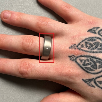 Amazfit Helio Ring om de middelvinger