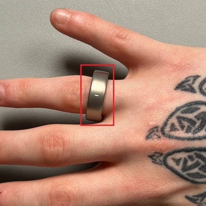 Amazfit Helio Ring om de ringvinger