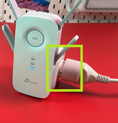 TP-Link RE650 aangesloten op een stopcontact