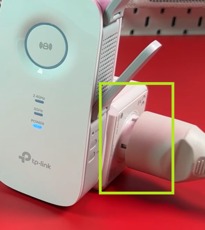 De TP-Link RE650-extender inpluggen