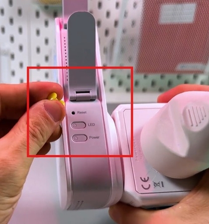 Een speld gebruiken om de resetknop op TP-Link RE650 in te drukken