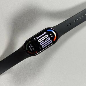 Hoe u uw Xiaomi Smart Band 10 aan of uit kunt zetten