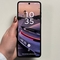 Hoe een simkaart in een Motorola Razr 60 Ultra plaatsen