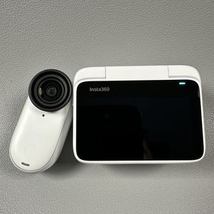 Hoe u de Insta360 GO 3S-camera in- en uitschakelt zonder Action Pod