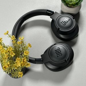 E&eacute;n oorschelp die niet werkt repareren op JBL Tune 720BT