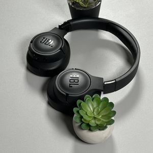 Hoe nummers overslaan op een JBL Tune 720BT-hoofdtelefoon