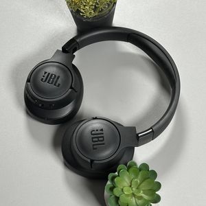 Hoe u het volume aanpast op uw JBL Tune 720BT-hoofdtelefoon