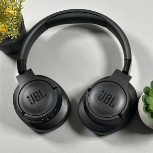 Hoe je basversterking inschakelt op de JBL Tune 720BT