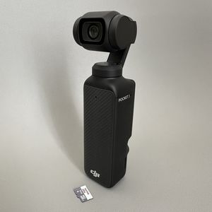 De SD-kaart plaatsen en verwijderen in de DJI Osmo Pocket 3