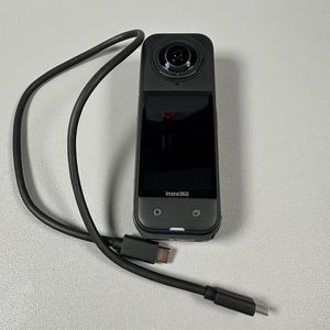 Hoe u uw INSTA360 X5-camera kunt opladen