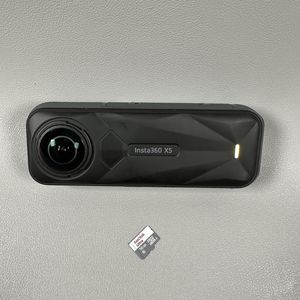 Een SD-kaart plaatsen in uw INSTA360 X5-camera