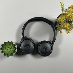 Hoe je de JBL Tune 520BT terugzet naar de fabrieksinstellingen