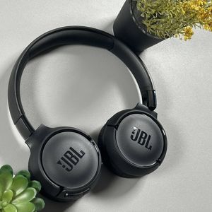 De knoppen op de JBL Tune 520BT-hoofdtelefoon gebruiken