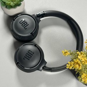 Hoe je het serienummer vindt op een JBL Tune 520BT-hoofdtelefoon